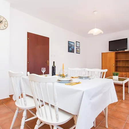 Stunning In With Kitchen Punat