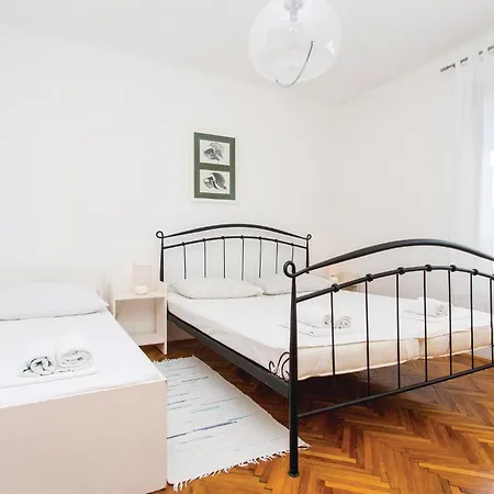 Apartamento Stunning In With Kitchen
