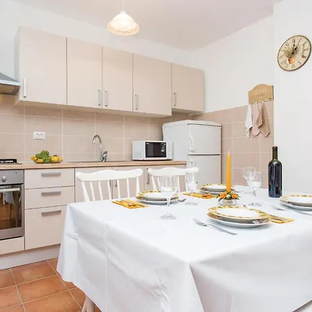 Apartament Stunning In With Kitchen *