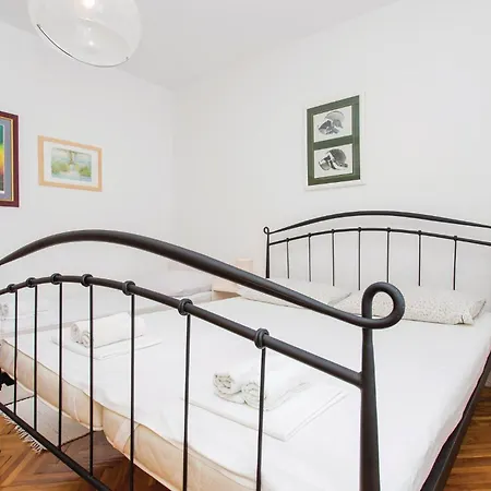 Apartament Stunning In With Kitchen